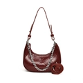 Borsa a tracolla bordeaux a mezzaluna in pelle PU con motivo trapuntato e catena argento - Rosso