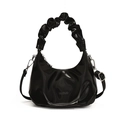 Bolso de media luna minimalista en charol sintético negro con asa plisada y correa - Negro
