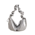 Silberne Hobo-Tasche aus Satin mit gerafftem Schultergurt im trendigen Scrunchie-Stil - Silber
