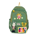 Grüner karierter Nylon-Rucksack mit Bären- und Hasen-Anhängern im minimalistischen Design - Grün