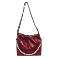 Elegante bolso de cubo acolchado rojo con cadena de perlas y tachuelas plateadas - Rojo