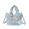 Sac bandoulière en nylon matelassé bleu clair avec nœud doré et pompon doux - Bleu