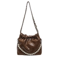 Bolso de hombro en cuero PU marrón con acolchado, remaches y correa de cadena de perlas - café