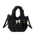 Sac à bandoulière en nylon noir matelassé avec nœud doré et breloque boule en peluche - Noir