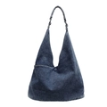Borsa hobo minimalista in denim blu scuro con anelli di collegamento metallici - Blu