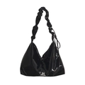Minimalistische schwarze Lackleder-Schultertasche mit Faltenriemen und Silberlogo - Schwarz