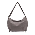 Borsa a tracolla in nylon grigio scuro con ampia tracolla regolabile su fondo bianco - Grigio