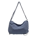 Borsa a tracolla minimalista in nylon blu scuro con tracolla regolabile e texture - Blu