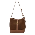 Sac seau marron en daim et cuir avec boucle métallique dorée et bandoulière - Kaki