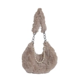 Schicke aprikosenfarbene Kunstfell-Schultertasche mit Silberkette und Perlenanhänger - Khaki