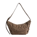 Bolso bandolera de nailon marrón café en forma de medialuna con costuras blancas decorativas - Marrón