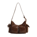 Braune Retro Schultertasche aus glänzendem PU-Leder mit mehreren Taschen und Silberbeschlägen - Braun