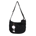 Borsa a tracolla nera a mezzaluna trapuntata in nylon con ciondolo in peluche - Nero