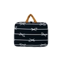 Bolso negro con estampados de lazos blancos y asas marrones sobre fondo blanco puro - Negro Horizontal