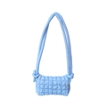 Borsa a spalla in nylon trapuntato azzurro con elegante texture a pieghe e tracolla imbottita - Blu