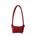 Borsa a spalla in nylon rosso scuro trapuntata con design increspato e tracolla a nodi - Rosso Angola