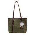 Borsa tote in velluto trapuntato verde scuro con manici marroni e ciondolo di peluche - Verde (con pendente)