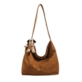 Borsa hobo marrone in finta pelle scamosciata con ciondolo a forma di cane in peluche - Marrone
