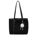 Borsa tote nera in camoscio trapuntato con manici lunghi ed un simpatico ciondolo peluche - Nero (con pendente)