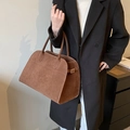 Borsa tote in pelle scamosciata marrone con design retrò e cappotto di lana nero - Caffè Grande