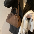 Borsa tote in camoscio marrone con manico e tracolla indossata con cappotto invernale - Caffè Piccolo