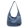 Minimalistische Hobo-Schultertasche aus blauem Denim mit braunem Lederpatch auf Weiß - Hellblau