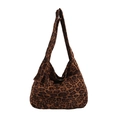 Grande borsa hobo leopardata da donna in tela con fibbia in metallo regolabile - Marrone