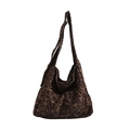 Borsa a spalla hobo chic in tela di cotone leopardata con ampia tracolla integrata - Marrone