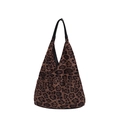 Schicke Schultertasche mit Leopardenmuster, schwarzem Griff und minimalistischem Design - Braun