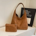 Sac hobo en daim marron avec pochette assortie sur une surface en marbre blanc - Marron