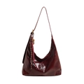 Borsa hobo in vernice rosso scuro con ciondolo a nappa intrecciata e finiture dorate - Marrone