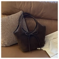 Dunkelbraune Wildleder-Einkaufstasche mit Schleifendetail und Lederbesatz auf Sofa - Braun