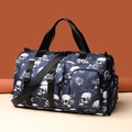 Grande borsa da viaggio blu scuro con stampe di teschi e fiori e cinghie nere - Blu