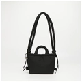 Détail du sac à main en nylon matelassé noir montrant la texture douce et hydrofuge - Noir
