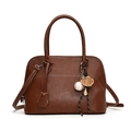 Borsa a tracolla in pelle PU marrone con texture retrò e ciondolo a tema baseball - Marrone Grande Con Ciondolo