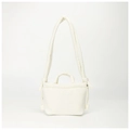 Gros plan sur le sac bandoulière en nylon matelassé blanc avec large sangle nouée - Blanc