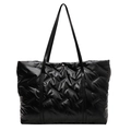 Minimalistische große schwarze Puffer-Tasche mit Steppstoff und Leder-Schultergurten - Schwarz
