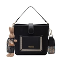 Bolso cubo negro de PU con correa étnica ancha y un lindo colgante de conejo - Negro