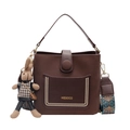 Bolso cubo de cuero PU marrón oscuro con correa tejida de colores y colgante de conejo - café