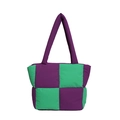 Grote gewatteerde puffer tas met paars en groen dambordpatroon in minimalistisch design - Paars