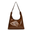 Borsa a spalla in pelle verniciata marrone scuro con catena d'argento e borchie a cuore - Marrone