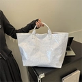 Minimalistische weiße DuPont-Papiertasche mit strukturierter Optik und TOTE BAG Prägung - Weiß