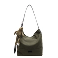Bolso hobo de lona verde militar con un colgante de llavero de mono de peluche marrón - Negro & Verde