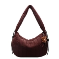 Gewatteerde bordeauxrode nylon hobo tas voor dames met pluchen beer hanger en riem - koffiekleur