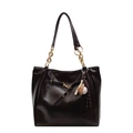 Borsa tote marrone scuro in similpelle con catena dorata e ciondolo sportivo decorativo - caffè
