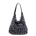 Grand sac cabas en peluche léopard avec des anses en cuir noir sur un fond blanc pur - Noir