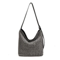 Bolso hobo minimalista de lana gris con correa de cuero negro sobre un fondo blanco puro - Gris