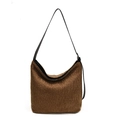 Bolso hobo de piel sintética marrón con correa ajustable de cuero negro y hebilla - Marrón