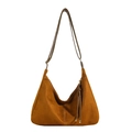 Borsa hobo marrone satinata con cerniere a frange e tracolla regolabile in stile moderno - Marrone