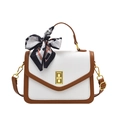 Chique beige PU-leren schoudertas met bruine rand en decoratief detail van zijden sjaal - Geel & Wit